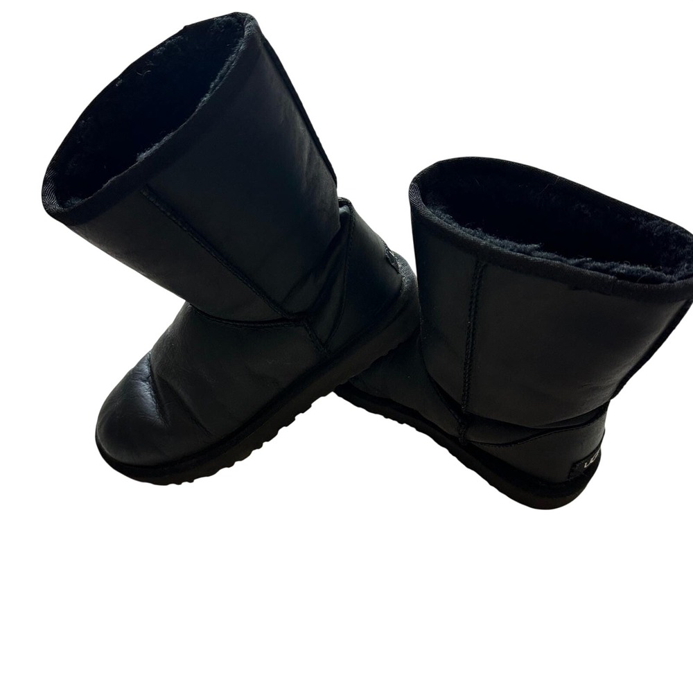 UGG Boots Women 7 Black Classic Short II Leather Shearling Lined Winter 1016501